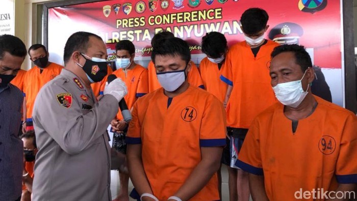 Pria di Banyuwangi tega menyetubuhi anak tirinya. Bahkan, persetubuhan itu dilakukan sejak korban kelas 1 SD hingga usianya genap 16 tahun.