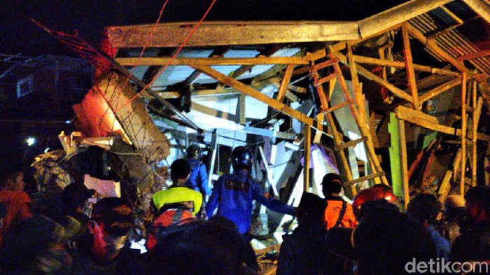 Petugas gabungan melakukan pencarian korban di lokasi ponpes yang roboh.
