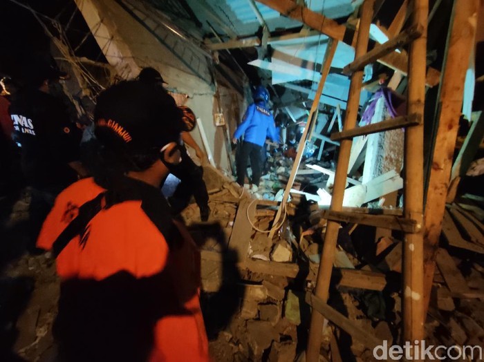 Petugas melakukan pecarian santri yang tertimbun bangunan roboh.