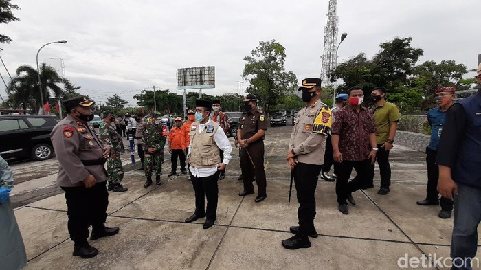 Petugas pantau penerapan PPKM di Cirebon.