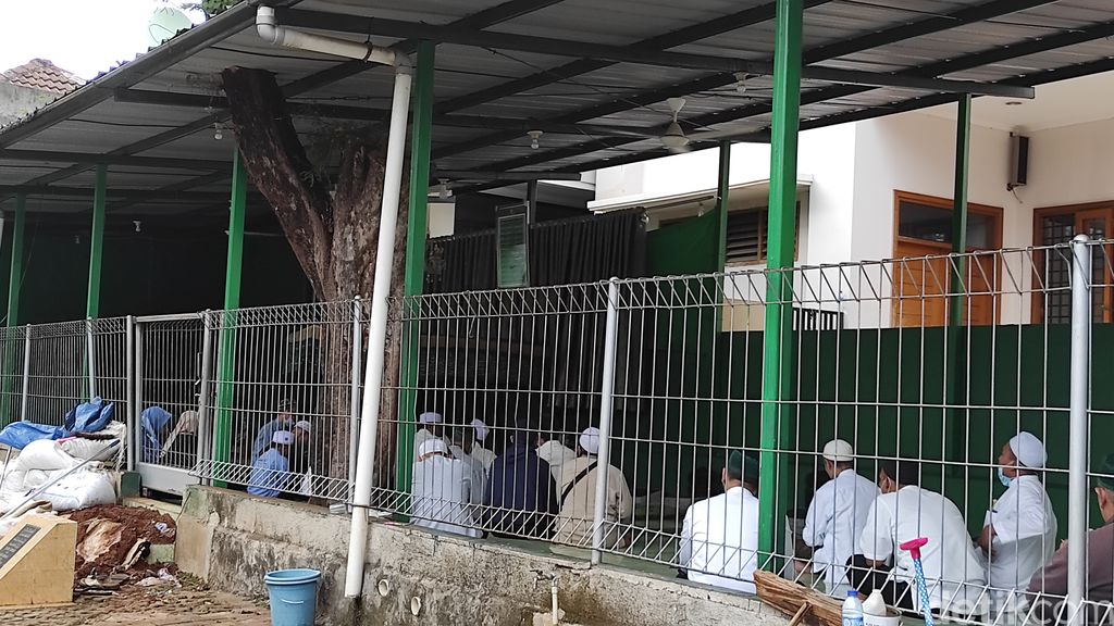 Peziarah di makam Habib Ali bin Abdurrahman Assegaf. (Syahiddah Izzata/detikcom)