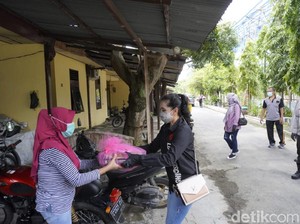 Keluarga Polisi di Bojonegoro Dibagikan Paket Imun Cegah COVID-19