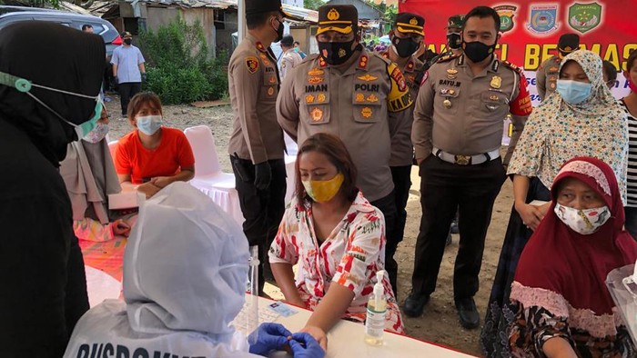 Polres Tangsel bagikan 1.500 masker dan menggelar rapid tes masal
