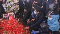 Suasana haru langsung terasa saat proses tabur bunga.