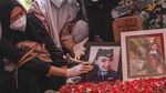 Pusara Terakhir Pramugari Sriwijaya Air Isti Yudha Prastika