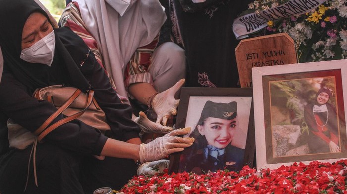 Pusara Terakhir Pramugari Sriwijaya Air Isti Yudha Prastika Pemakaman pramugari Sriwijaya Air SJ182 Isti Yudha Prastika dilakukan di TPU Pondok Petir, Depok, Jawa Barat.