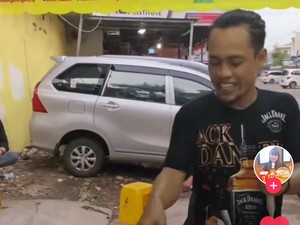 Sambil Atraksi ala Tepanyaki, Penjual Burger Ini Hibur Pembeli