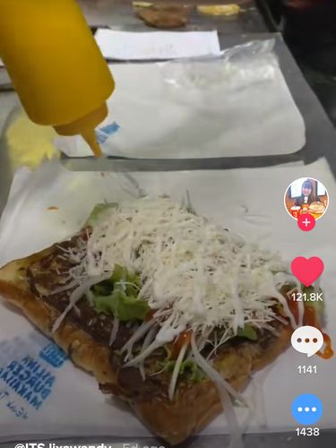 Sambil Atraksi ala Tepanyaki, Penjual Burger Ini Hibur Pembeli