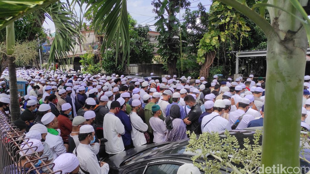 Sambut Jenazah Habib Ali, Para Pelayat Lantunkan Tahlil dan Salat. (Syahidah Izzata/detikcom)