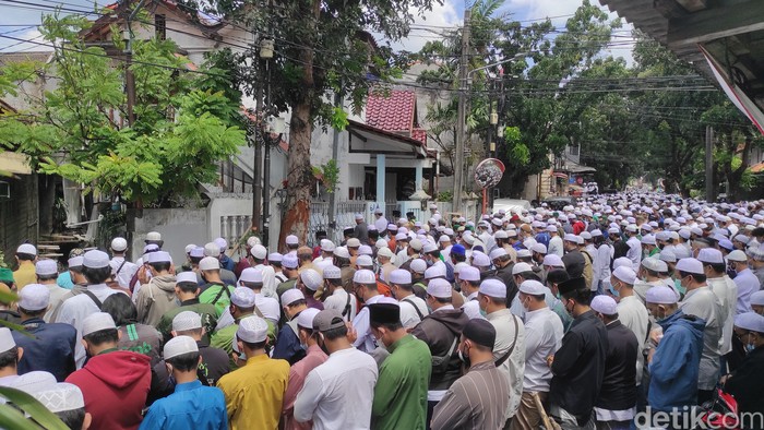 Sambut Jenazah Habib Ali, Para Pelayat Lantunkan Tahlil dan Salat. (Syahidah Izzata/detikcom)