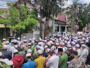 Sambut Jenazah Habib Ali, Para Pelayat Lantunkan Tahlil dan Salat