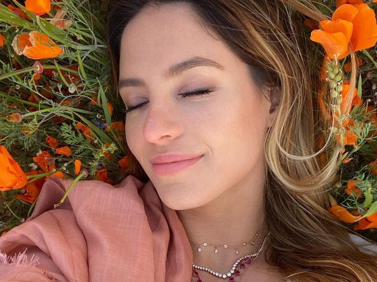 Potret Sarah Kohan, Istri Chicharito yang Suka Pamer Keseksian