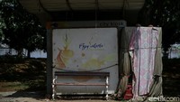 Taman yang seharusnya bisa menjadi kebanggan warga Ibu Kota yang bersatu dengan waduk, kini hanya tinggal kenangan.