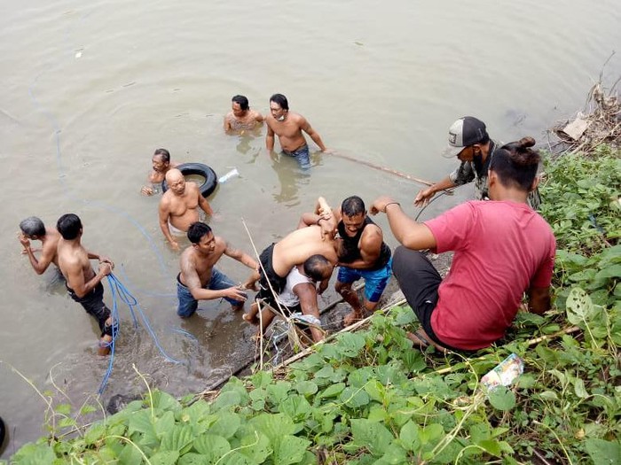 Seorang pelajar kelas 3 SMP tewas tenggelam di Sungai Sadar Desa Sukoanyar, Kecamatan Ngoro, Mojokerto. Remaja berusia 15 tahun itu tenggelam gara-gara nekat memancing ikan hingga ke tengah sungai tersebut.