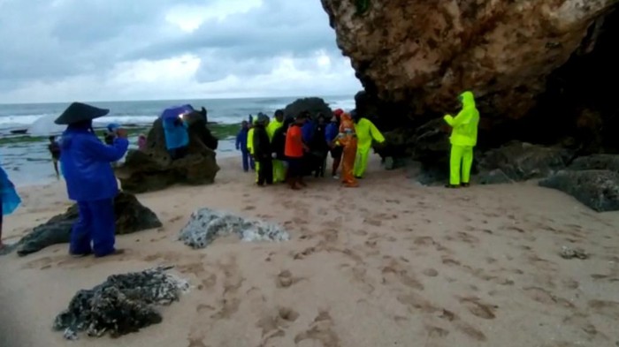 Tim SAR saat mengevakuasi korban di Pantai Kapen, Kapanewon Tanjungsari, Gunungkidul, Sabtu (16/1/2021).