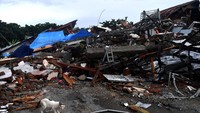 Gempa dahsyat tersebut meluluh lantakan bangunan.