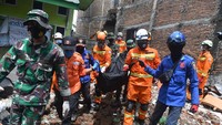 Tim SAR gabungan terlihat mengevakuasi jenazah korban gempa.