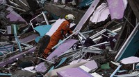 Kemudian gempa tektonik dengan kekuatan yang lebih besar M 6,2 terjadi pada Jumat (15/1/2021) pukul 01.28 WIB, yang lebih mengguncang dan merusak.