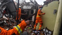 Tim SAR terus menyisir setiap lokasi bangunan yang rusak.