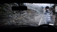 Terlihat kaca mobil bahkan sampai retak tertimpa reruntuhan imbas gempa.