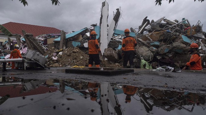 Tim SAR gabungan terus menyisir reruntuhan bangunan yang roboh pascagempa Mamuju untuk menemukan korban.