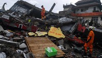 Anggota Basarnas Makassar memeriksa bangunan yang roboh akibat gempa bumi magnitudo 6,2 di Mamuju, Sulawesi Barat, Sabtu (16/1/2021).