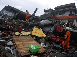 Tim SAR Sisir Retuntuhan Pascagempa Dahsyat di Mamuju