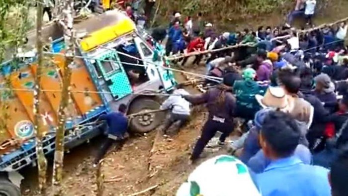 Truk masuk ke jurang ditarik warga