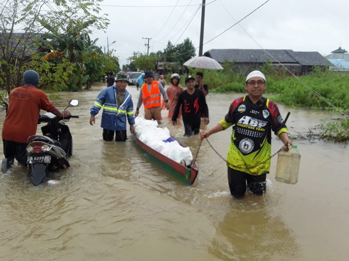 Warga Banjarmasin terjebak banjir. (M Risanta/detikcom)