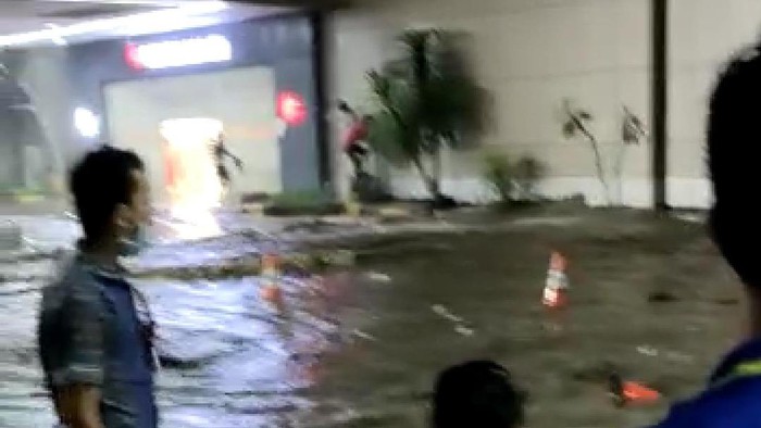 Banjir di Mal Mantos Manado Akibat Air Laut Pasang