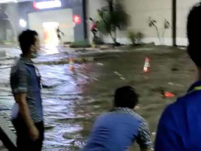 Banjir di Mal Mantos Manado Akibat Air Laut Pasang