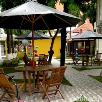 Kasus COVID-19 di Jatim naik pada akhir 2020. Pemprov Jatim akhirnya menyiapkan beberapa tempat isolasi pasien COVID-19, untuk merelaksasi rumah sakit dalam menerima pasien baru.