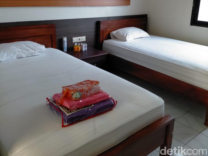 Kasus COVID-19 di Jatim naik pada akhir 2020. Pemprov Jatim akhirnya menyiapkan beberapa tempat isolasi pasien COVID-19, untuk merelaksasi rumah sakit dalam menerima pasien baru.