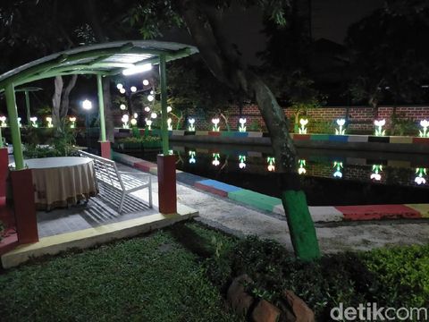 Kasus COVID-19 di Jatim naik pada akhir 2020. Pemprov Jatim akhirnya menyiapkan beberapa tempat isolasi pasien COVID-19, untuk merelaksasi rumah sakit dalam menerima pasien baru.