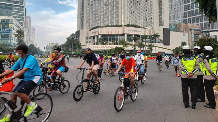 Bundaraan HI diramaikan warga DKI yang berolahraga di tengah PSBB ketat, Minggu (17/1/2021)