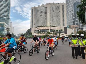 PSBB Ketat DKI, Warga Ramai Berolahraga Minggu Pagi di Bundaran HI