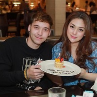 GIMMICK..BIAR SINETRON LAKINYA NAIK RATING, tulis salah seorang netizen. Jangan bilang klo ini S3 marketingnya tipi yg mau rilis sinetron baru... scr babang stepen udh agak redup terkalahkan sm sinarmya mas Al sm bang billar, tulis netizen lainnya. Foto: Instagram/@celine_evangelista