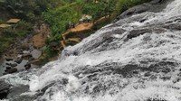 Sesampai di lokasi, traveler bisa meliat aliran Curug Cikondang mengalir setinggi 70 meter dengan lebar 10 meter. (Ismet Selamet/Detikcom)