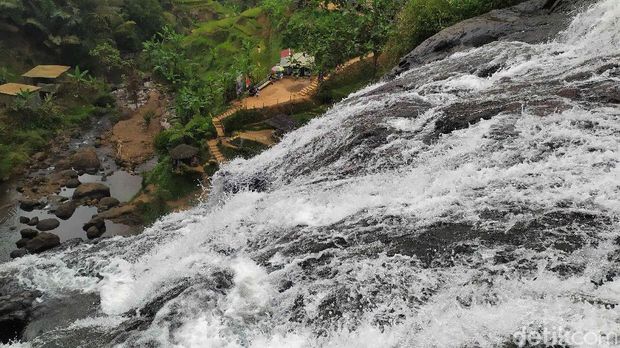 Curug Cikondang yang berada di Kabupaten Cianjur ini bak air terjun Niagara. Tak heran kawasan ini jadi salah satu destinasi wisata andalan di Cianjur.