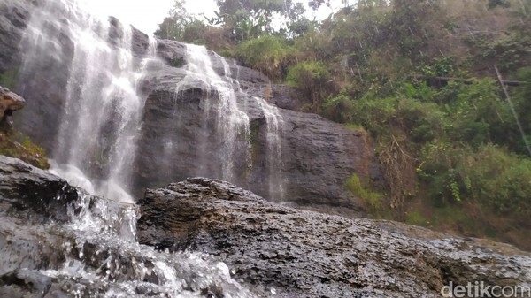 Curug ini hanya berjarak 9,9 kilometer saja dari situs Situs Purbakala Gunung Padang. Adapun, jika dari pusat kota Cianjur, jarak ke Curug Cikondang ini sejauh 37,1 kilometer dengan jarak tempuhnya sekitar 2 jam. (Ismet Selamet/Detikcom)
