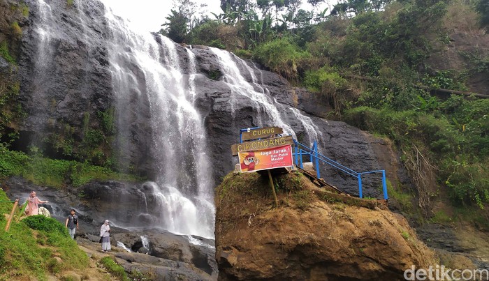 Curug Cikondang, Little Niagara Cianjur Curug Cikondang yang berada di Kabupaten Cianjur ini bak air terjun Niagara. Tak heran kawasan ini jadi salah satu destinasi wisata andalan di Cianjur.