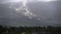 Aktivitas Gunung Semeru pun masih terus dipantau usai erupsi dan mengeluarkan guguran awan panas sejauh 4,5 kilometer pada Sabtu (16/1) lalu. Antara Foto/Zabur Karuru.