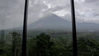 Pusat Vulkanologi dan Mitigasi Bencana Geologi (PVMBG) mengimbau masyarakat tidak melakukan aktivitas di radius wilayah sejauh 4 km arah bukaan kawah aktif sebagai alur luncuran awan panas di sekitar kawasan Besok Grobokan karena ada peningkatan aktivitas. Antara Foto/Umarul Faruq.