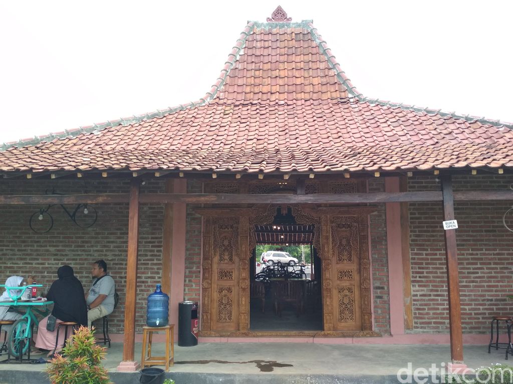 Di Kedai Favorit Pesepeda yang Asri Ini Ada Kopi Tarik Nikmat