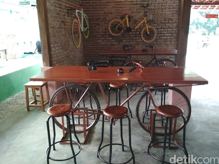 Di Kedai Favorit Pesepeda yang Asri Ini Ada Kopi Tarik Nikmat Di Kedai Favorit Pesepeda yang Asri Ini Ada Kopi Tarik Nikmat