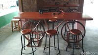 Saung Kopi Gowes atau Sakowes. Kedai Sakowes ini berada di Desa Sarwadadi, Kecamatan Talun, Kabupaten Cirebon. Kedai ini bergaya joglo dan limasan. Uniknya, ornamen kedai ini menggunakan sepeda. Foto: Sudirman Wamad