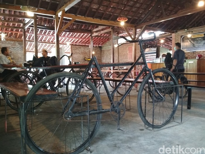 Di Kedai Favorit Pesepeda yang Asri Ini Ada Kopi Tarik Nikmat