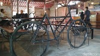 Masyarakat Cirebon banyak yang senang bersepeda. Saat istirahat, mereka memilih buat nongkrong sambil menikmati kopi. Salah satunya kopi tarik di Saung Kopi Gowes. Foto: Sudirman Wamad