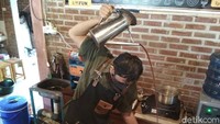 Kedai Sakowes menyediakan menu tradisional. Menu favoritnya kopi dan teh tarik. Pengunjung bakal menyaksikan atraksi barista saat membuat kopi tarik. Foto: Sudirman Wamad