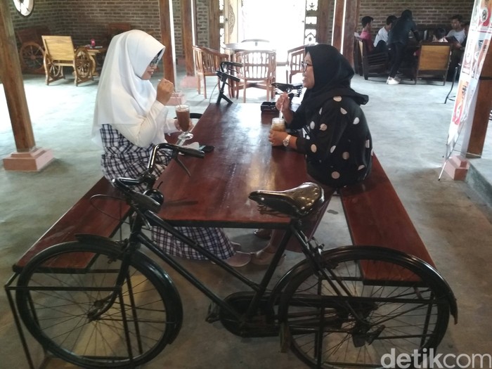 Di Kedai Favorit Pesepeda yang Asri Ini Ada Kopi Tarik Nikmat